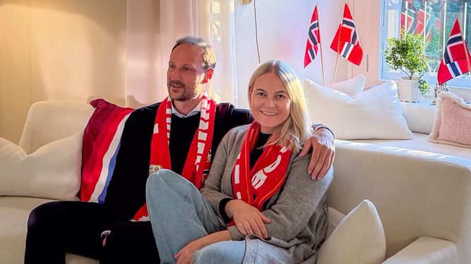 Esta foto de prensa, tomada el 5 de julio de 2026 y obtenida de la Casa Real de Noruega el 6 de julio de 2026, muestra a la Princesa Heredera Mette-Marit de Noruega (derecha) y al Príncipe Heredero Haakon de Noruega viendo el partido de fútbol de la Copa Mundial de la FIFA 2026 entre Noruega y Brasil en el Palacio Real de Oslo, Noruega. &nbsp;