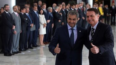 El presidente de Paraguay, Mario Abdo Benítez (i), es recibido por su homólogo de Brasil, Jair Bolsonaro (d), a su llegada al Palacio del Planalto, en la ciudad de Brasilia.&nbsp;