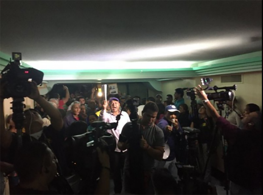 Megáfono en mano grupo indentificado como Colectivo chavista interrumpió la rueda de prensa. (FOTO TWITTER)