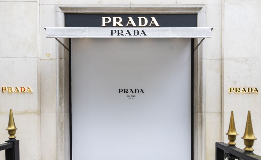 Esta fotografía muestra un logotipo en la fachada de una tienda de la marca de moda de lujo italiana Prada en la Rue Montaigne de París el 16 de abril de 2025.&nbsp;