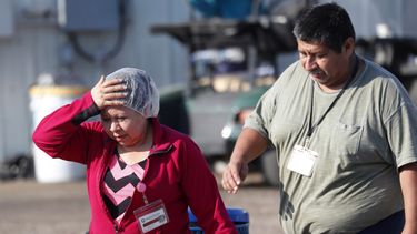 Empleados de Koch Foods Inc. salen de una planta en Morton, Mississippi, después de una redada de autoridades migratorias, el miércoles 7 de agosto de 2019.&nbsp;