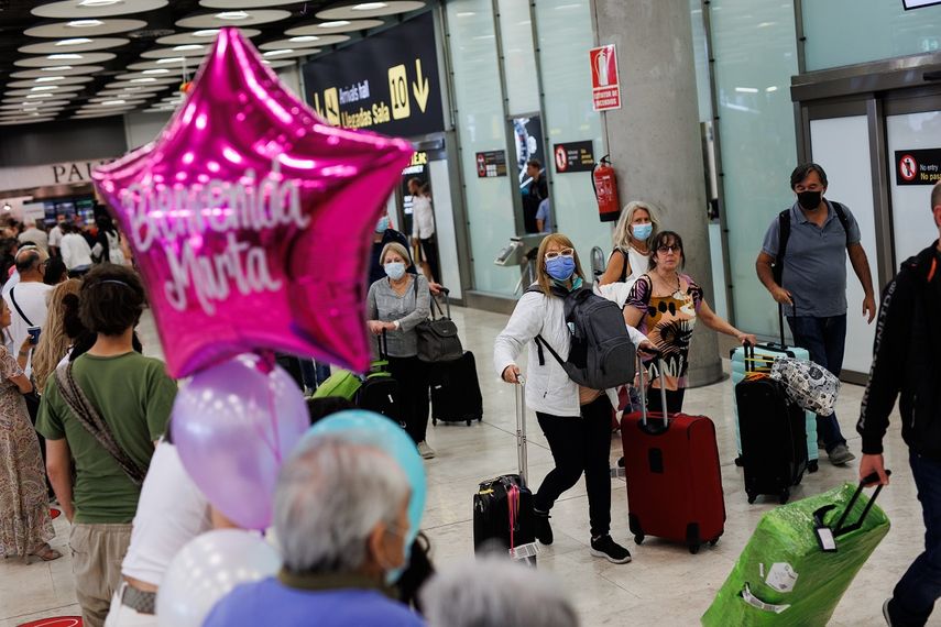 Pasajeros en la puerta de llegadas de la Terminal 4 (T4) del aeropuerto Adolfo Suárez Madrid-Barajas, en Madrid, España.&nbsp;