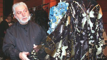 En esta foto de archivo tomada el 20 de enero de 1999, el diseñador español Paco Rabanne revisa un vestido antes de su colección de alta costura Primavera/Verano 1999, en París. Autoridades francesas informaron que delincuentes ingresaron a la casa del difunto diseñador.