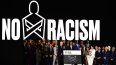 La leyenda del fútbol francés Mikael Silvestre (C) habla sobre la iniciativa No al Racismo mientras el presidente de la FIFA, Gianni Infantino, y los asistentes observan durante el 76º Congreso de la FIFA en el Centro de Convenciones de Vancouver el 30 de abril de 2026