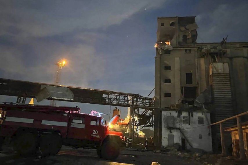 En esta imagen, distribuida por el gobernador regional Oleh Kiper, rescatistas trabajan en el escenario de un ataque con dron en la región de Odesa, en Ucrania, el 2 de agosto de 2023.&nbsp;