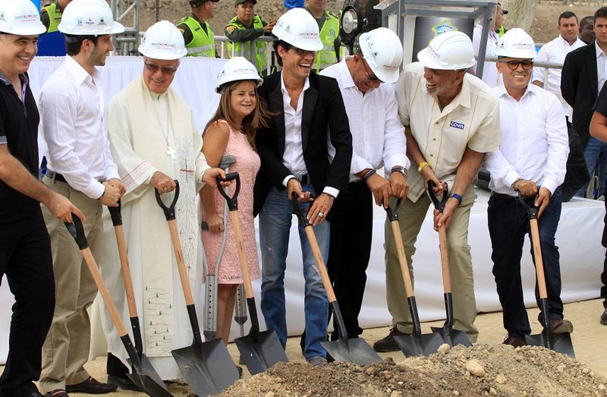 Marc Anthony (c-d) y la Alcaldesa Barranquilla Elsa Noguera (c-i) inauguran el inicio de los trabajos en el sitio donde se construirá el orfanato que patrocina su fundación en Barranquilla, Colombia. EFE