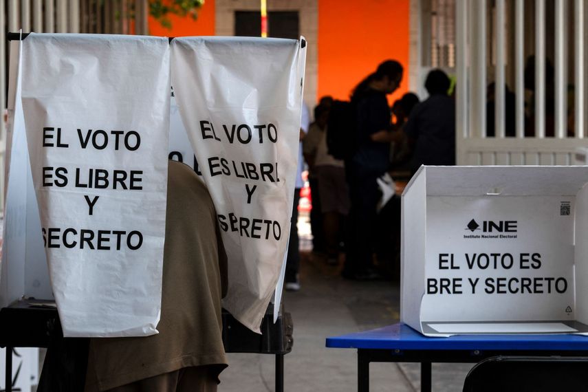 Mexicanos ejerciendo su derecho al voto en las elecciones presidenciales en México el 2 de junio de 2024. Archivo.