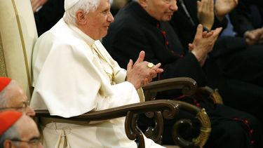 Imagen de archivo del s&aacute;bado 27 de octubre de 2007 del entonces papa Benedicto XVI (izquierda) y su hermano, Georg Ratzinger (derecha) aplaudiendo durante un concierto de la Orquesta Sinf&oacute;nica de la Radio de Baviera, en el Sal&oacute;n Pablo VI del Vaticano.&nbsp;