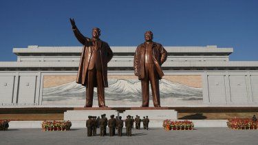 Pyongyang, Corea del Norte. Estatua de bronce de Kim Il Sung y Kim Jong Il en la colina de Mansu.