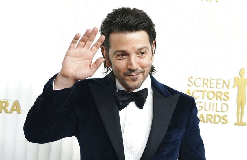 Diego Luna llega a la 29a entrega anual de los Premios del Sindicato de Actores de la Pantalla, uno de los momentos más memorables del domingo 26 de febrero de 2023, en el hotel Fairmont Century Plaza en Los Ángeles.&nbsp;