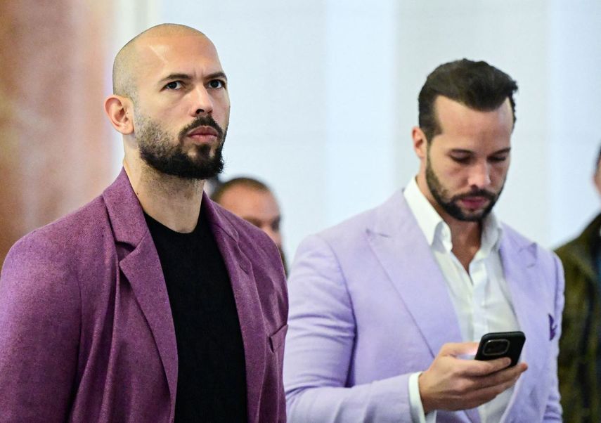 Andrew Tate (izq.) y su hermano Tristan Tate son fotografiados dentro del Tribunal de Apelación en Bucarest, Rumania, el 10 de diciembre de 2024.