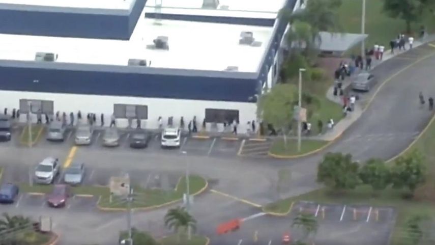 Momento de la evacuación del colegio judío en Broward, ante una amenaza de bomba, que resultó ser falsa.