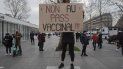 Una persona sostiene un cartel con el mensaje ¡No al pase de vacunas! en una protesta contra el pase de vacunas contra el COVID-19, en París, Francia, el sábado 22 de enero de 2022. 