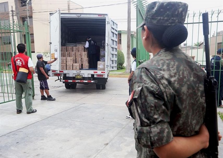 Militares prestan guardia en un colegio electoral durante el traslado de material electoral, a cargo de la Oficina Nacional de Procesos Electorales este sábado 9 de abril de 2016, en Lima, Perú. (EFE)