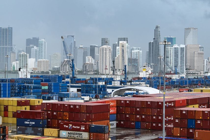 Los contenedores de envío se ven en el Puerto de Miami en Miami, Florida, el 7 de agosto de 2025.