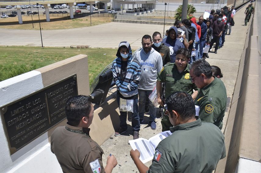 Agentes de la Patrulla de Fronteras de EEUU devuelven a un grupo de migrantes a México por el cruce de Nuevo Laredo el 25 de julio del 2019.&nbsp;