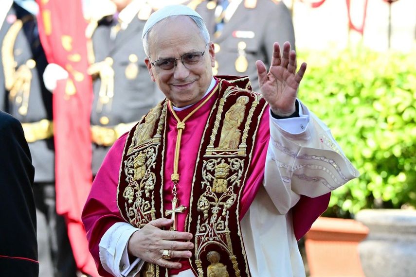 El Papa León XIV se retira tras recibir el homenaje del alcalde de Roma, Roberto Gualtieri, y del Ayuntamiento de Roma en el Ayuntamiento, el 25 de mayo de 2025.&nbsp;