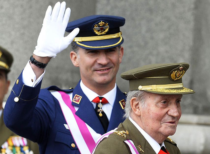 El rey de España, Juan Carlos (der.) junto a su hijo Felipe durante la Pascua Militar de enero del 2014 en Madrid. (AP)