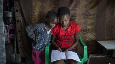 UNICEF insta a aprovechar la pandemia para reimaginar un mundo mejor para los niños, En la foto dos niñas de Kenia estudian en casa en el marco de la pandemia de COVID-19.