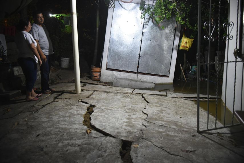 Un residente del municipio de Coatzacoalcos, en el estado de Veracruz (México), observa el piso de su hogar destrozado.&nbsp;