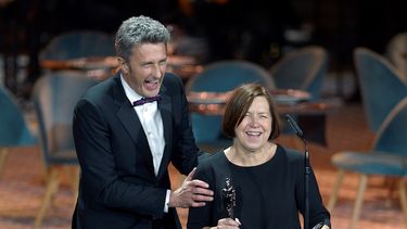 El director polaco Pawel Pawlikowski y la productora Ewa Puszczynska reciben el premio de la Academia de Cine Europeo a la mejor película por Cold&nbsp;War.