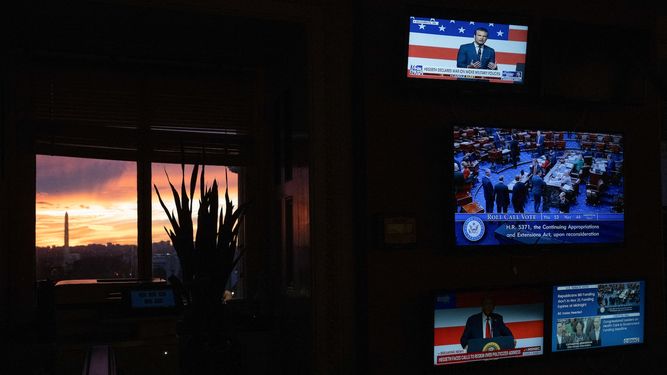 Al atardecer, una pantalla de televisión muestra la transmisión en vivo del recuento de votos de la votación del Senado para mantener la financiación del gobierno en el Capitolio de Washington, D.C., el 30 de septiembre de 2025, horas antes de la entrada en vigor del cierre parcial del gobierno. 