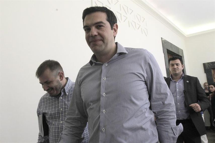 El primer ministro griego, Alexis Tsipras (c), camina por los pasillos del Parlamento de Atenas (Grecia) este 10 de julio de 2015. (EFE)