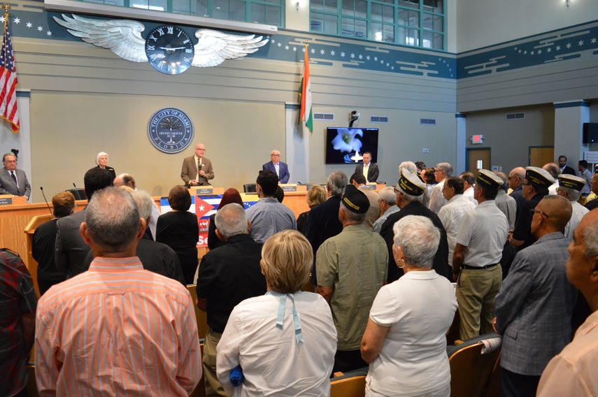 La audiencia escucha las notas de los himnos de Cuba, Nicaragua y Venezuela durante el congreso de la Asamblea de la Resistencia Cubana.