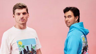 Los pilotos Max Verstappen y Sergio Checo Pérez posan con la mercancía de ropa alusiva al Gran Premio de Miami de Fórmula 1