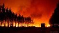 En esta imagen proporcionada por la brigada contra incendios de la región de Gironda SDIS 33 se ven bomberos combatiendo las llamas cerca de Saint-Magne, al sur de Burdeos, en el suroeste de Francia, el miércoles 10 de agosto de 2022. 