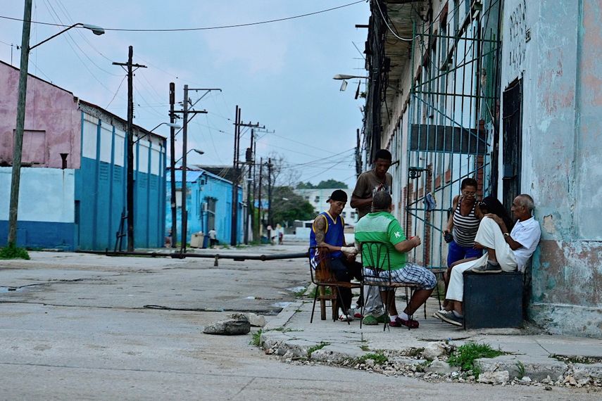 La gente permanece afuera de una casa durante un apagón nacional causado por una falla en la red eléctrica en La Habana, el 19 de octubre de 2024.