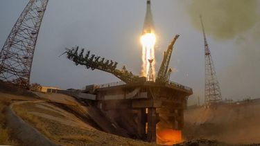 La nave Soyuz-2.1a despegó en un cielo gris y cubierto, según imágenes difundidas en directo por la agencia espacial rusa Roskosmos.