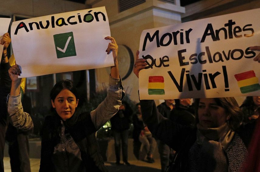 Varias&nbsp;personas protestan en La Paz contra la reelecci&oacute;n de Evo Morales en Bolivia, el 3 de noviembre de 2019.
