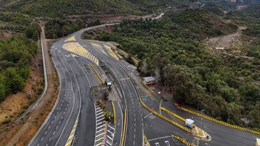 Vista aérea de la entrada a la mina El Teniente, una mina de cobre de Codelco en la comuna de Machalí, cerca de Rancagua, Región de OHiggins, Chile, el 1 de agosto de 2025, tras un importante derrumbe en el sector de Andesita tras un terremoto de magnitud 4,2 ocurrido la víspera. Al menos un trabajador falleció y otros cinco se encontraban desaparecidos tras el derrumbe de una mina de cobre en Chile, provocado por un terremoto el 31 de julio de 2025, según informó la operadora estatal Codelco.