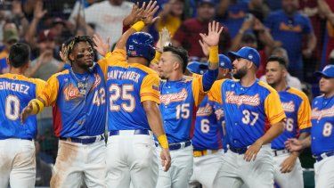 Anthony Santander (25) es felicitado por sus compañeros tras anotar una carrera para Venezuela en la victoria 4-1 ante Nicaragua en el Clásico Mundial de Béisbol, el martes 14 de marzo de 23, en Miami. Anthony Santander (25) es felicitado por sus compañeros tras anotar una carrera para Venezuela en la victoria 4-1 ante Nicaragua en el Clásico Mundial de Béisbol, el martes 14 de marzo de 23, en Miami.