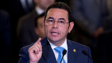 En esta foto de archivo del 7 de enero de 2019, el presidente de Guatemala, Jimmy Morales, da una declaración en el Palacio Nacional en Ciudad de Guatemala