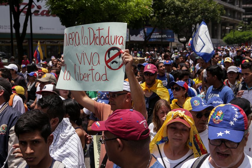 Opositores venezolanos manifiestan el jueves 20 de abril de 2017 en Caracas