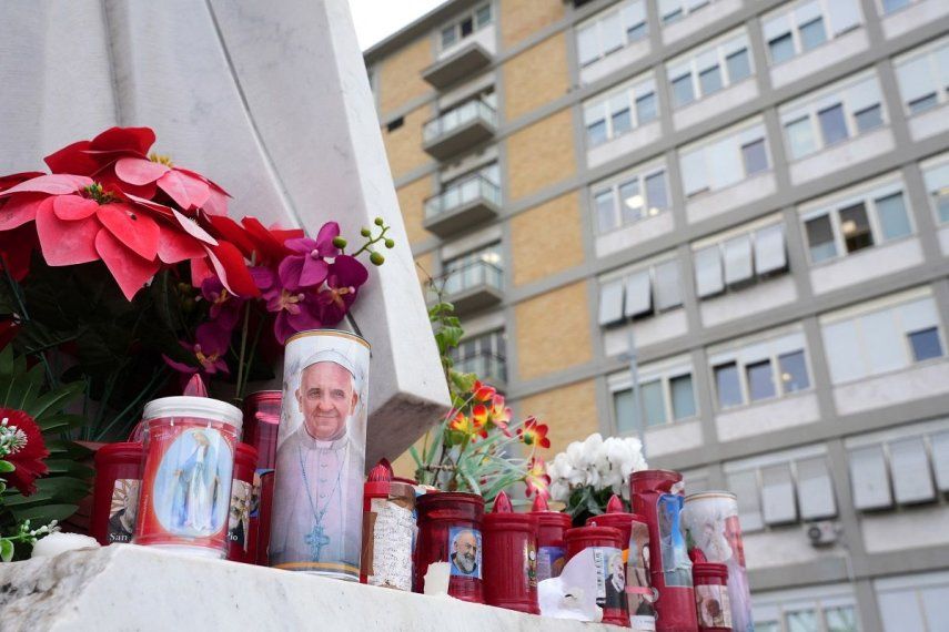 El 20 de febrero de 2025, en Roma, se colocan velas a los pies de una estatua del papa Juan Pablo II en el exterior del hospital Gemelli, donde el papa Francisco está internado para someterse a pruebas y recibir tratamiento por bronquitis. El papa Francisco, a quien se le ha diagnosticado neumonía en ambos pulmones, pasó una noche tranquila, dijo el Vaticano el 19 de febrero de 2025, en medio de crecientes preocupaciones por la condición del hombre de 88 años.&nbsp;