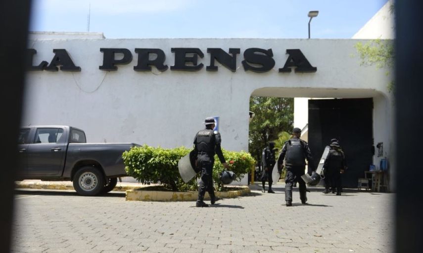 La policía del régimen sandinista mantiene ocupadas las instalaciones del diario La Prensa, en Managua, Nicaragua. visibilit