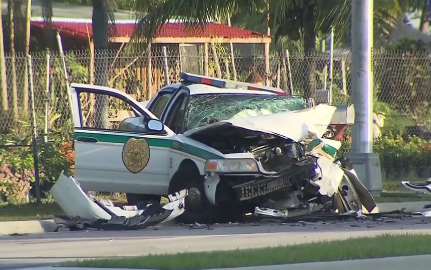 Así quedó la patrulla que fue impactada por el vehículo que conducía Jovary Hill.