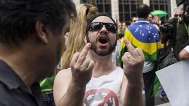 Los manifestantes acusan a Rousseff de estar al tanto de un plan que malversó dinero de la petrolera semiestatal Petrobras y lo entregó al Partido de los Trabajadores (PT) que actualmente gobierna al país.
