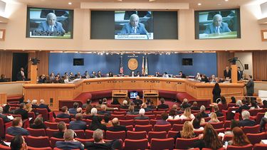 Vista parcial de una sesión plenaria de la Comisión de Miami - Dade.