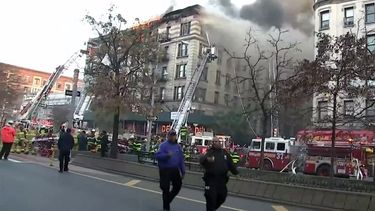 Declaran bajo control incendio en el último piso de un edificio de apartamentos en Manhattan, Nueva York.