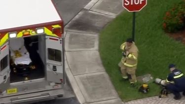 Imágenes del helicóptero Telemundo 51 muestran la llegada de equipos de rescate a la casa ubicada en el 7932 de la Exeter Circle oeste, en Tamarac, en el condado Broward.