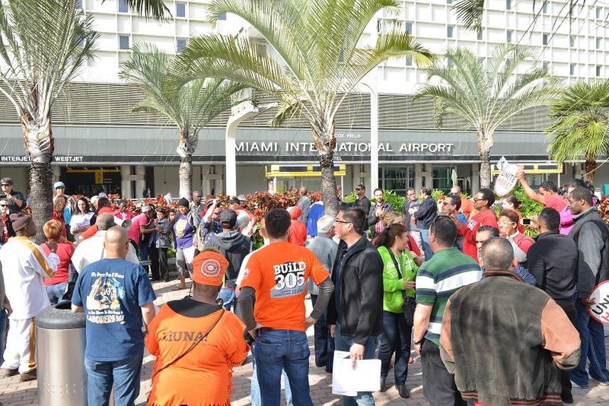 Trabajadores del sindicato en conflicto durante la protesta frente a la terminal E del Aeropuerto Internacional de Miami. (Álvara Mata)