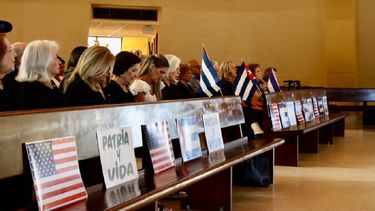 Momento de la ceremonia cuando los asistentes oraban por la libertad de Cuba, cuando se cumple un año de las protestas espontáneas ocurridas en Cuba el 11 de julio de 2021.&nbsp;