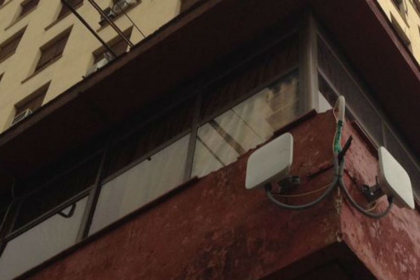 Antena de WiFi en La Habana. (14YMEDIO)