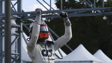 El piloto de AlfaTauri Pierre Gasly de Francia celebra despu&eacute;s de ganar el Gran Premio de F&oacute;rmula&nbsp;1 en el hip&oacute;dromo de Monza en Monza, Italia, el domingo 6 de septiembre de 2020&nbsp;