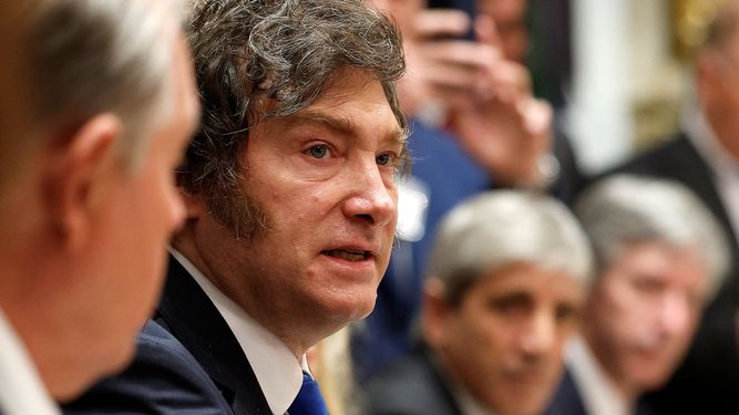 El presidente de Argentina, Javier Milei, durante su encuentro en la Casa Blanca con el mandatario estadounidense Donald J. Trump y otros altos funcionarios del gobierno.