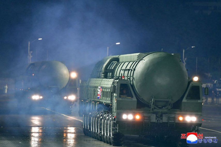 Corea del Norte muestra el Hwasong-20, un nuevo misil balístico intercontinental (ICBM), durante el desfile militar para celebrar el 80º aniversario de la fundación del Partido de los Trabajadores de Corea en Pyongyang.